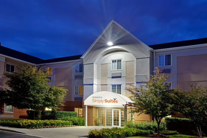 Sonesta Simply Suites Chicago Waukegan - Image 1