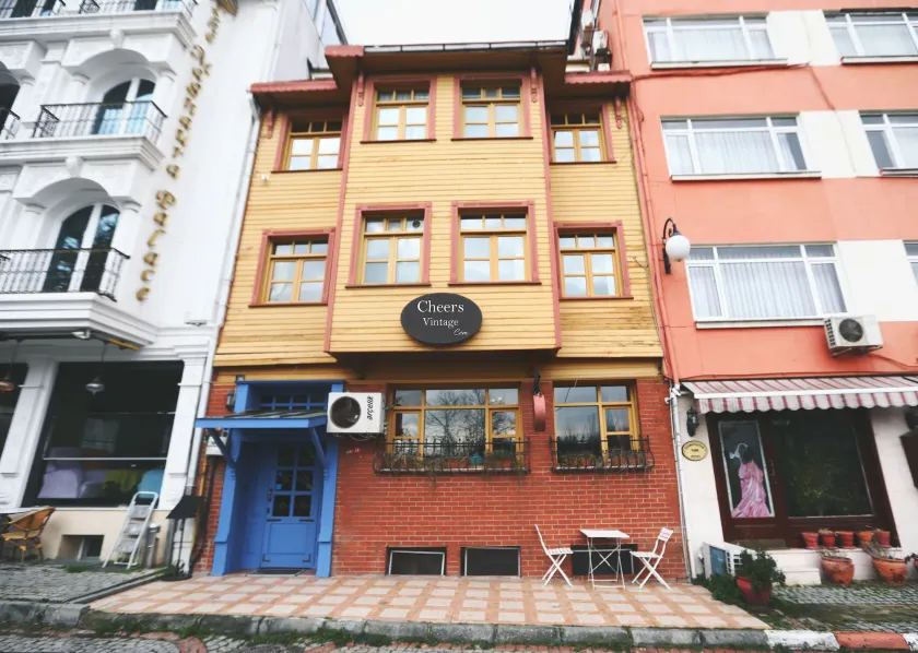Cheers Vintage Hostel - Image 1