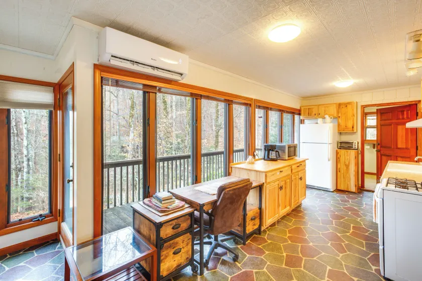 Dog-friendly Newland Cabin w/ Deck + Lake Access! - Interiör