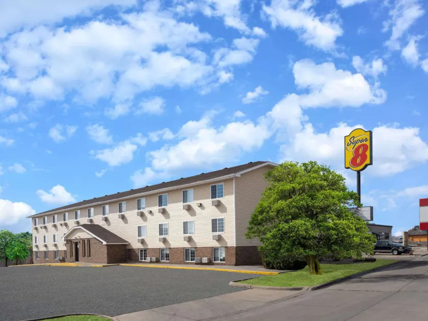 Super 8 by Wyndham Clinton - Image 1