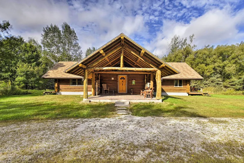 Valders Log Home Near EEA Air Show & Sheboygan! - Image 1