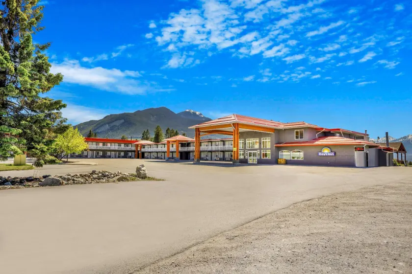 Days Inn by Wyndham Golden - Image 1