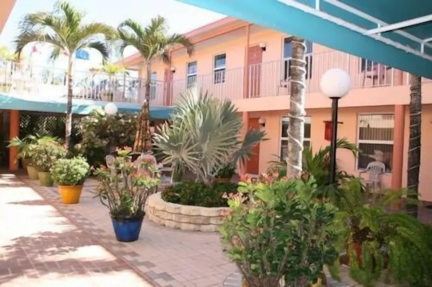 Lago Mar Motel and Apartments - Image 1