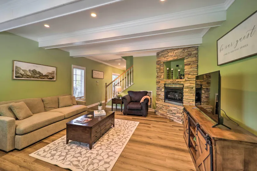 Chic Dtwn Townhouse w/ Hot Tub & Mtn Views! - Image 1