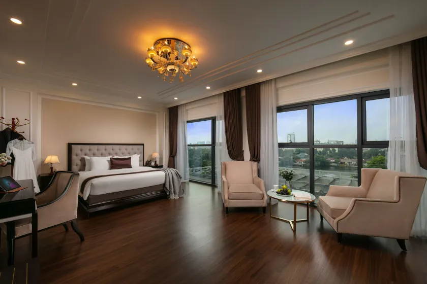 Adonis Hotel - Image 1