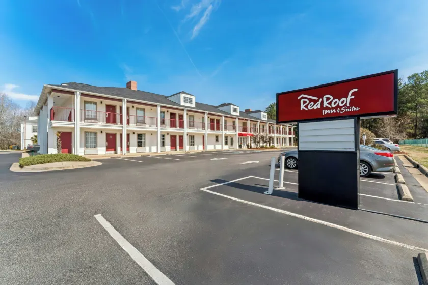 Red Roof Inn & Suites Wilson - Image 1