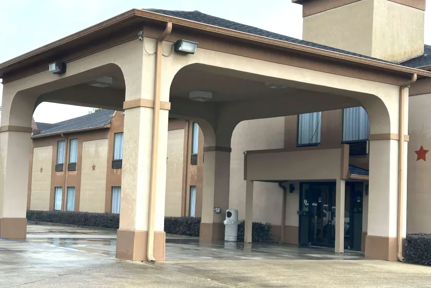 Days Inn & Suites by Wyndham Eunice - Image 1