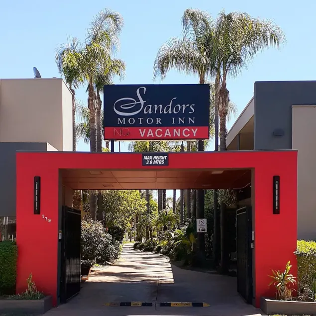 Sandors Motor Inn - Image 1