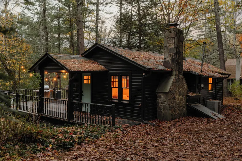 Modern Riverfront Cabin: Poconos Woodland Escape - Image 1