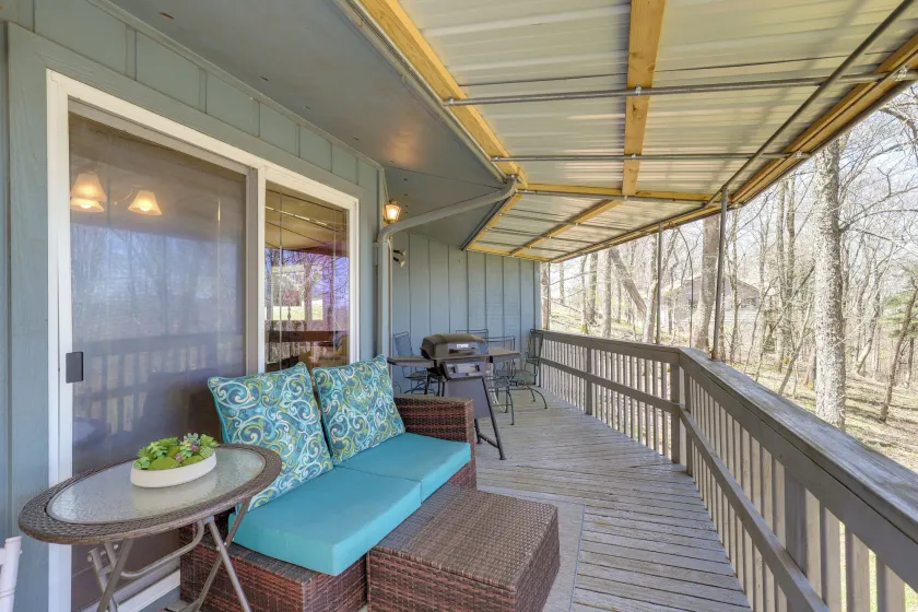Mountaintop Mars Hill Cabin w/ Wraparound Deck! - Interiør