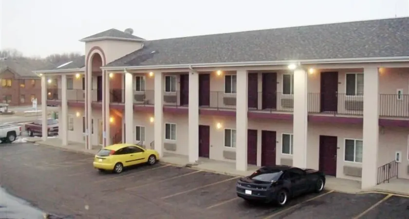 Townhouse Inn & Suites Omaha - Image 1