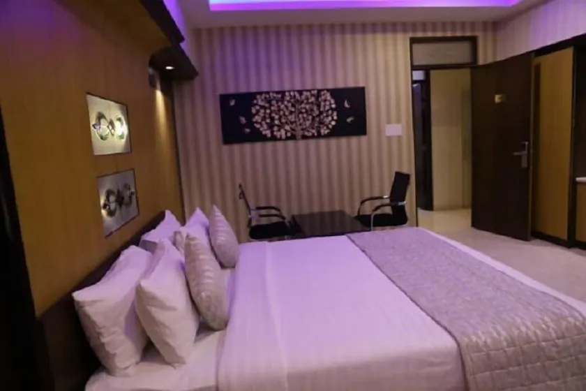 Iroomz Hotel SR Grand - Image 1
