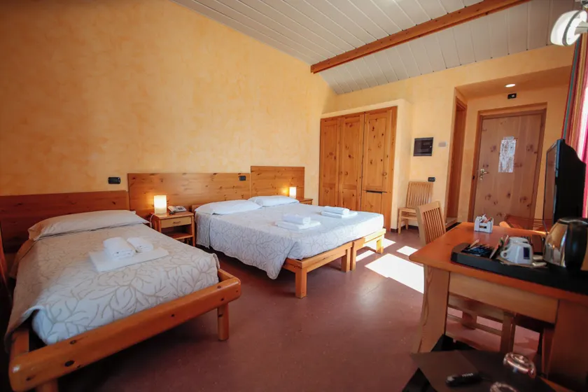 Pràcatinat Hotel & Restaurant - Image 1