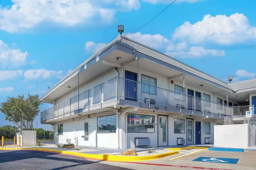Motel 6 Fort Worth, TX East - Image 1