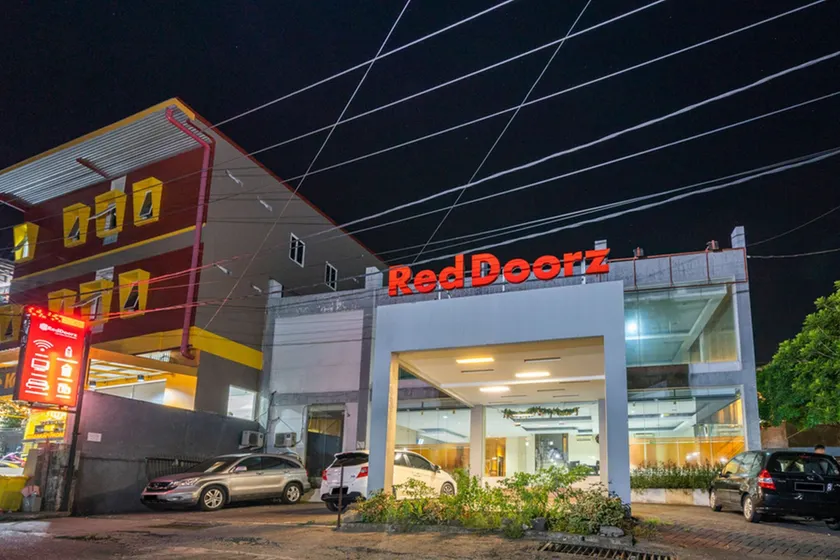 RedDoorz near Bahu Mall Manado - Image 1