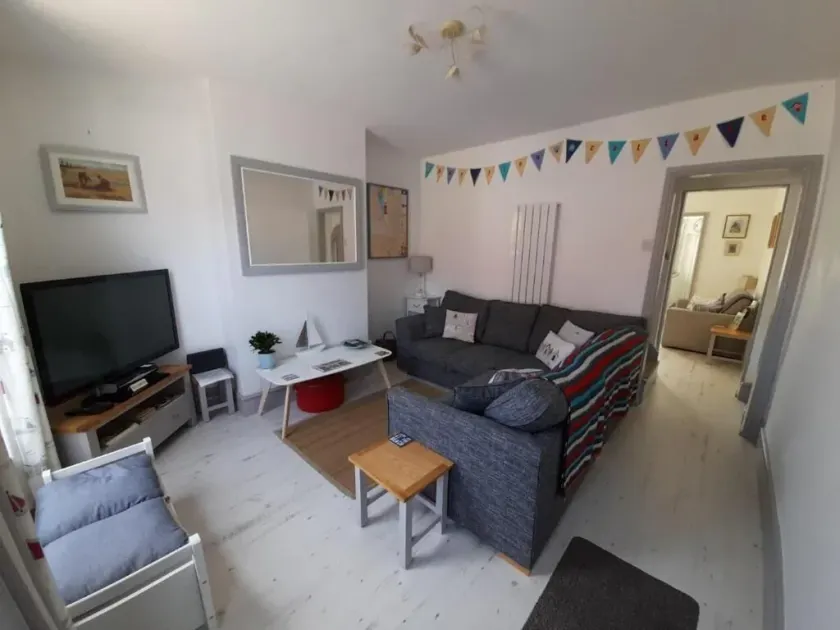 'Pavilion Cottage' next to Gorleston beach with sea views - pet friendly! - Image 1