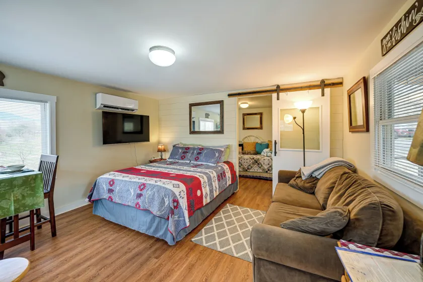 Unwind w/ a Shared Hot Tub: Cozy Whittier Getaway - Image 1