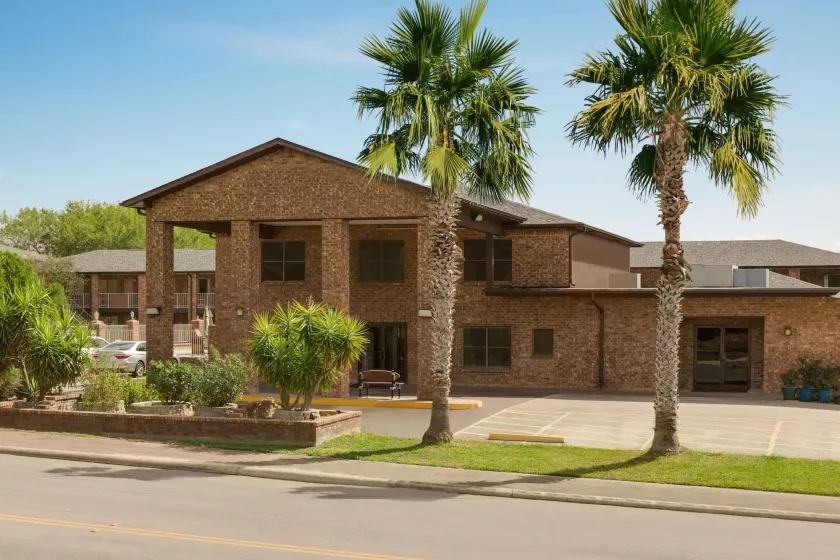 Super 8 by Wyndham Universal City - Image 1