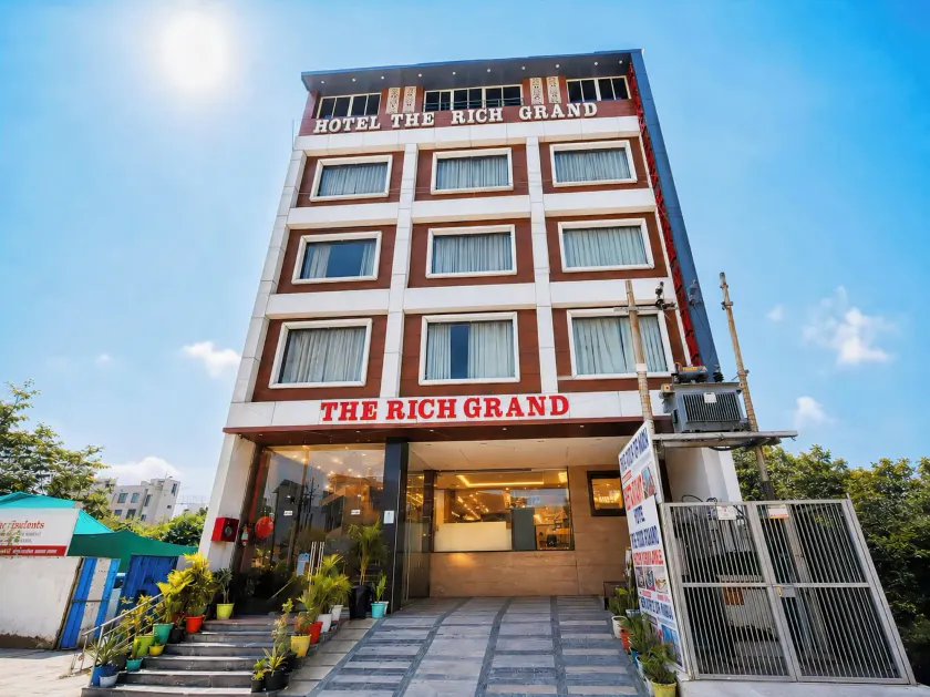 Rich Grand Hotel Near To Tajmahal - Image 1