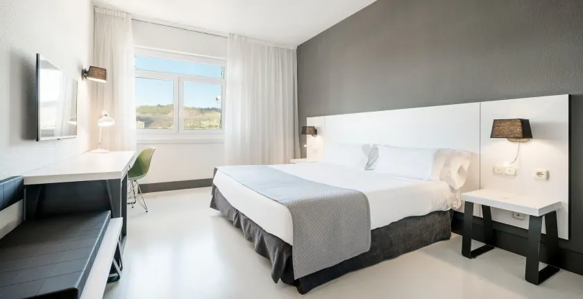 Hotel Ilunion Bilbao - Image 1
