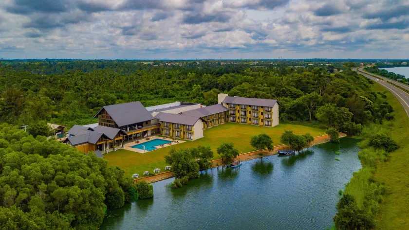 Amora Lagoon Hotel - Image 1