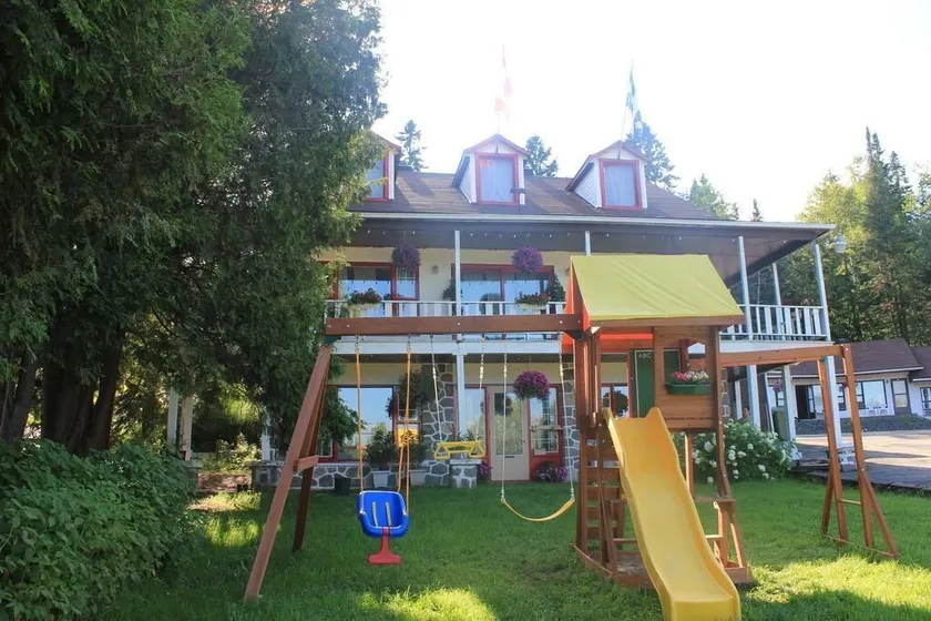 Motel Des Pays D'En Haut - Image 1