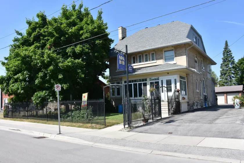 10th Avenue Guest House & Suites - Image 1
