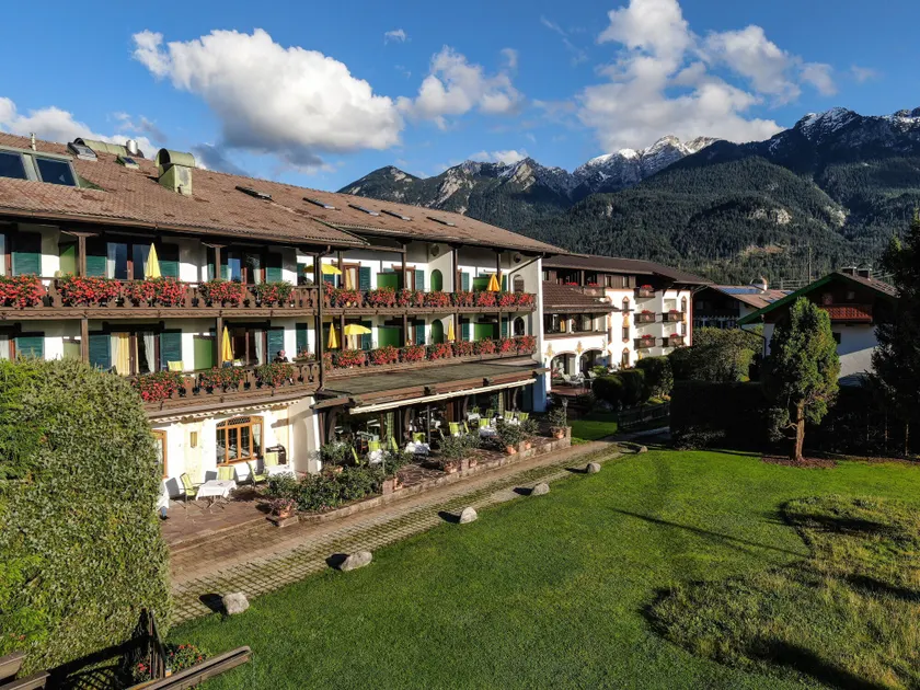 Alpenjuwel Parkhotel Wallgau 4 Sterne Superior Genusshotel mit Spa feinster Kulinarik & Golf Ihr Rückzugsort inmitten der Alpen mit Tradition und Eleganz - Image 1