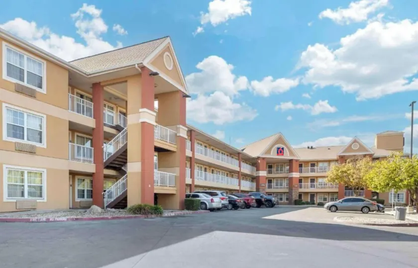 Studio 6 Suites Fresno North CA - Image 1