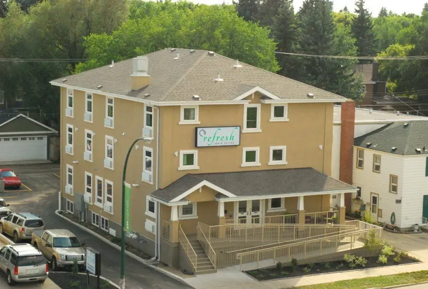 Refresh Inn & Suites - Image 1