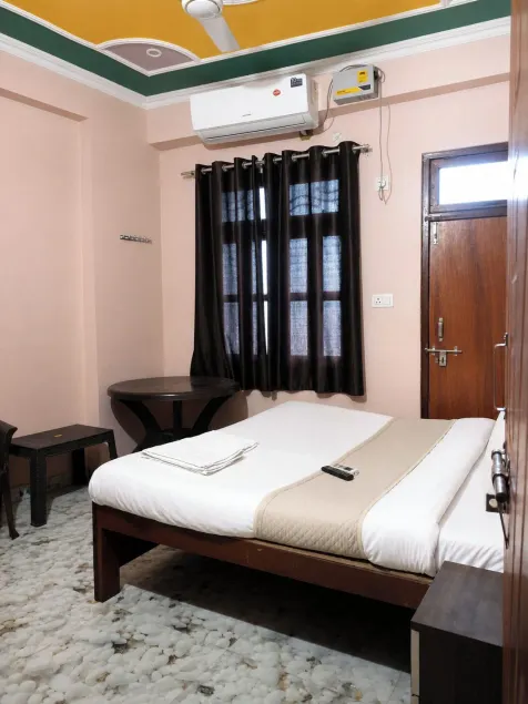 Hotel Krishna Inn - Image 1
