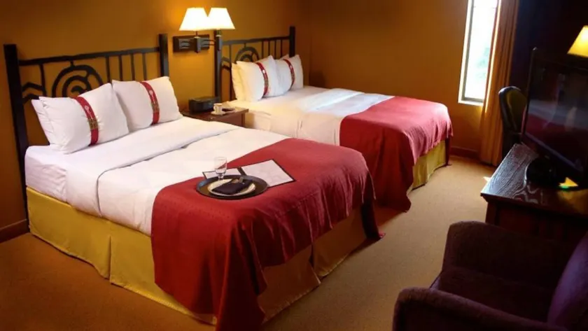 Holiday Inn Hotel Pewaukee-Milwaukee West by IHG - Room