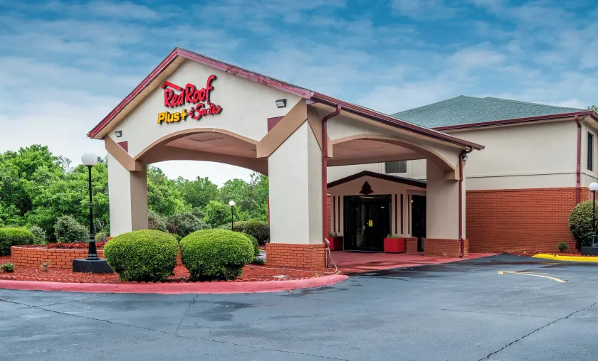 Red Roof Inn PLUS+ & Suites Opelika - Image 1