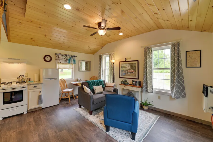Quiet Country Escape: Fire Pit, Fish On-Site! - Image 1