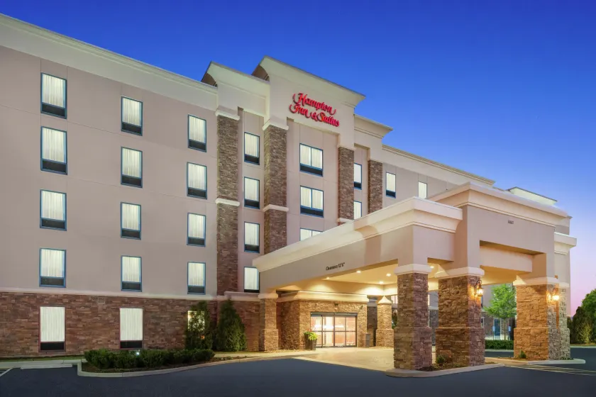 Hampton Inn & Suites Roanoke Airport - Image 1