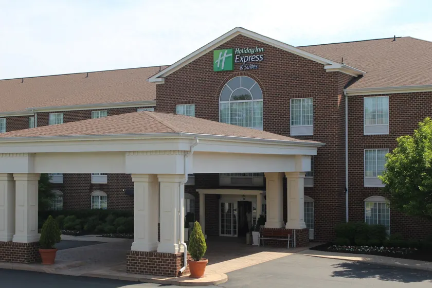 Holiday Inn Express Hotel & Suites Warrenton by IHG - Image 1