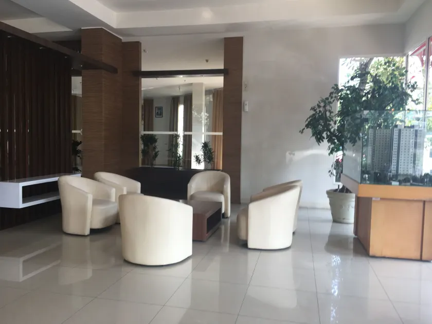 Chic and Cozy 2BR Apartment at Pinewood Jatinangor near JATOS By Travelio - Sitzecke in der Lobby