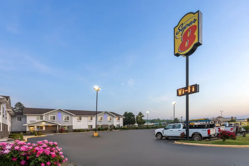 Super 8 by Wyndham South Boston VA - Image 1
