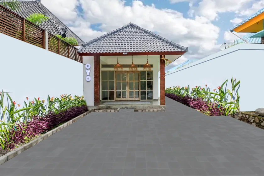 OYO 2896 Uma Menuh Guest House Near Pantai Keramas - Image 1