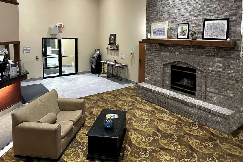 Quality Suites Near West Acres - Image 1