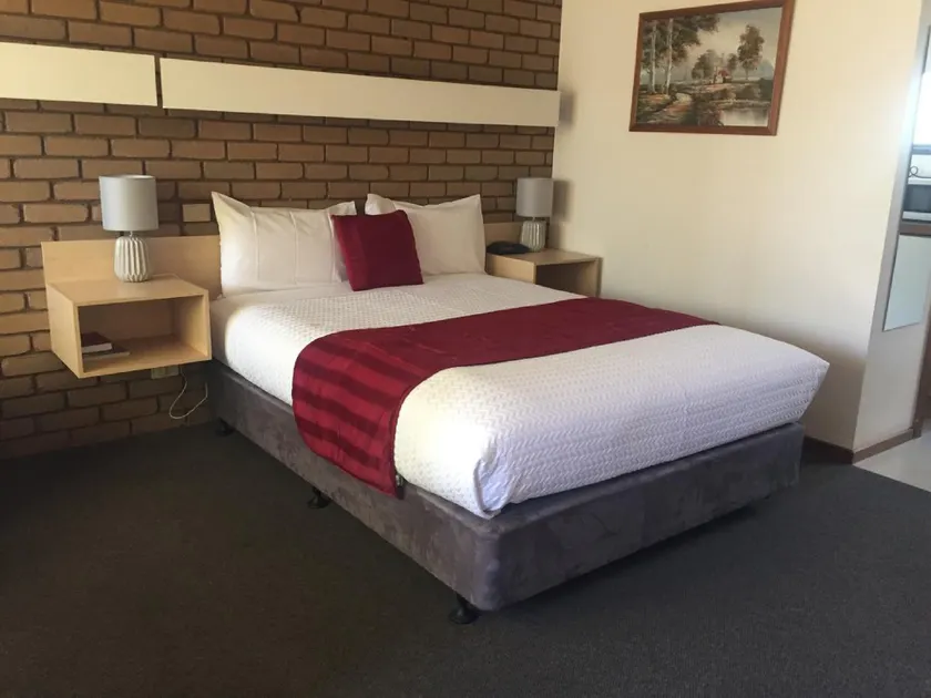 SHEPPARTON MOTOR INN Tudor House Motel - Image 1