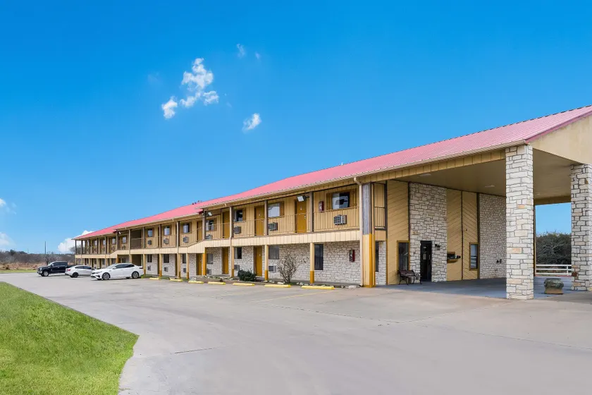 Americas Best Value Inn Refugio - Image 1