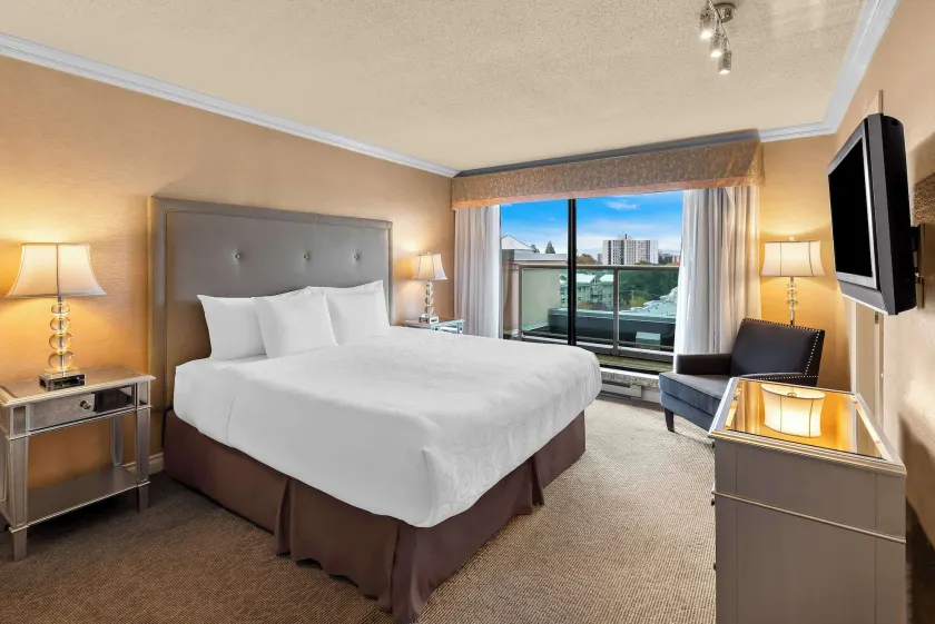 Best Western PLUS Inner Harbour Hotel - Image 1