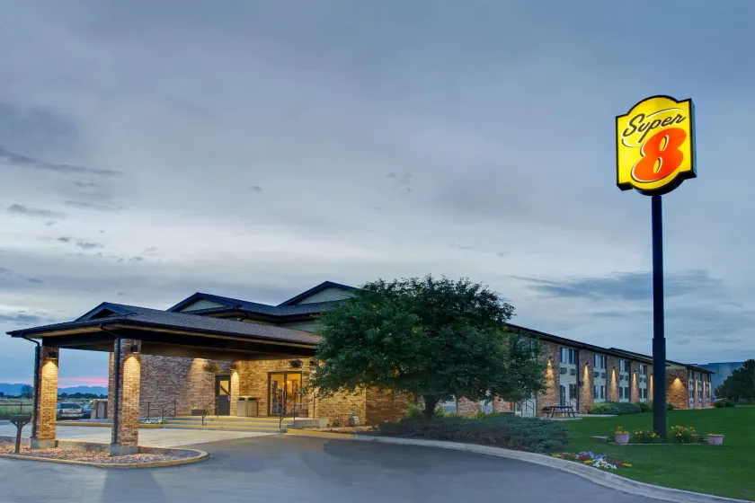 Super 8 by Wyndham Fort Collins - Image 1