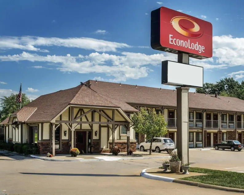 Econo Lodge Lawrence near University - Image 1