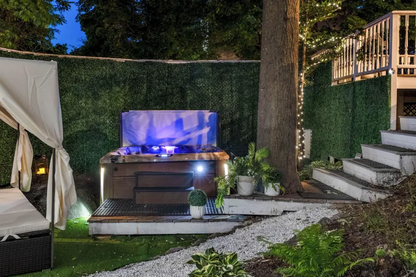 Walk to Lake & Downtown: Hot Tub and Game Room - Image 1