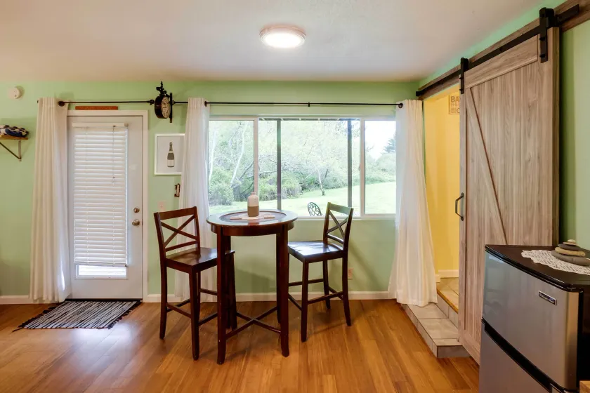 Soothing Studio w/ Lush Views: 2 Mi to Beach! - Interiör
