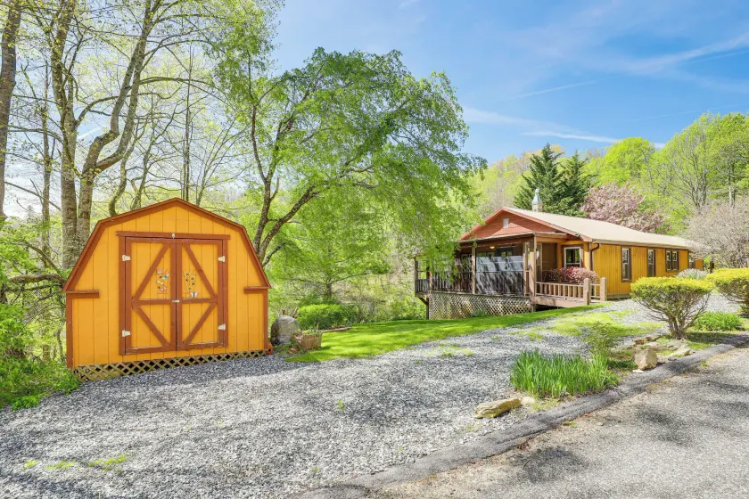 Peaceful Mars Hill Home w/ Porch & Mountain Views - Image 1