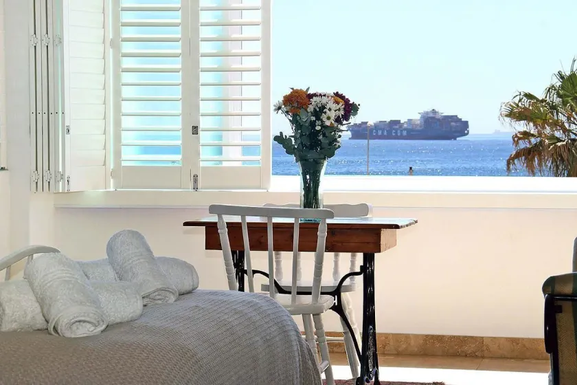Dolphin Bay Studio with Sea Views - Image 1