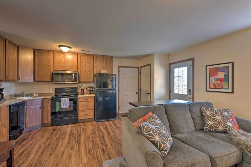 Cozy Cedar Rapids Pad - 2 Blocks to Mercy Care! - Interior